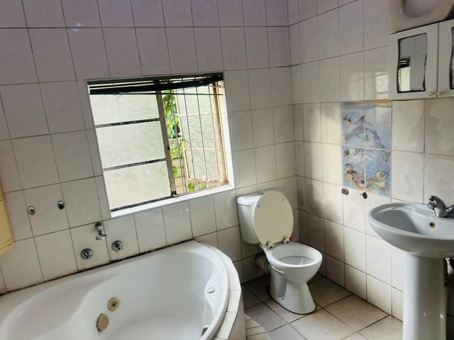 5 Bedroom Property for Sale in Delville Gauteng