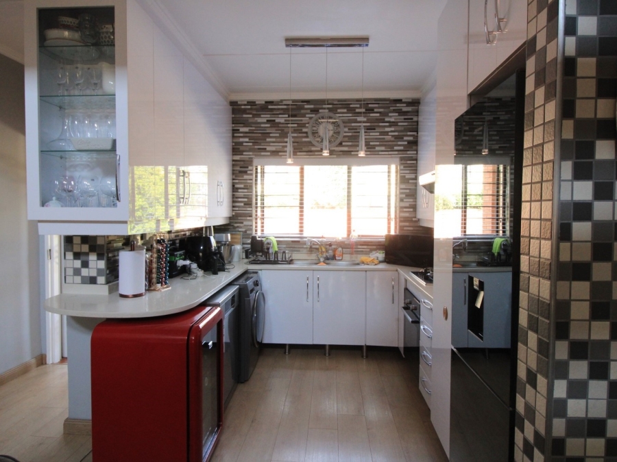 To Let 3 Bedroom Property for Rent in Douglasdale Gauteng