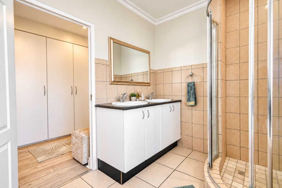 4 Bedroom Property for Sale in Magaliessig Gauteng