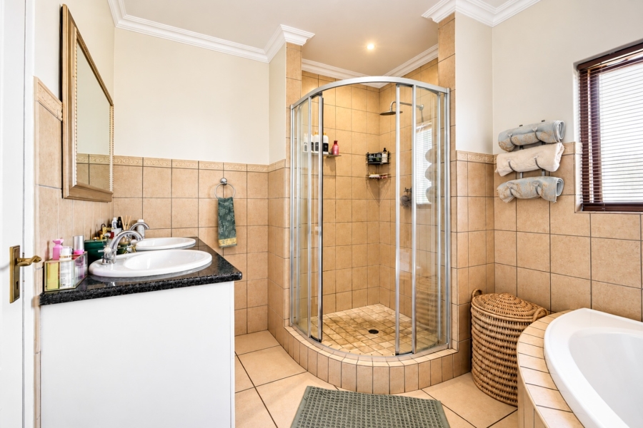 4 Bedroom Property for Sale in Magaliessig Gauteng