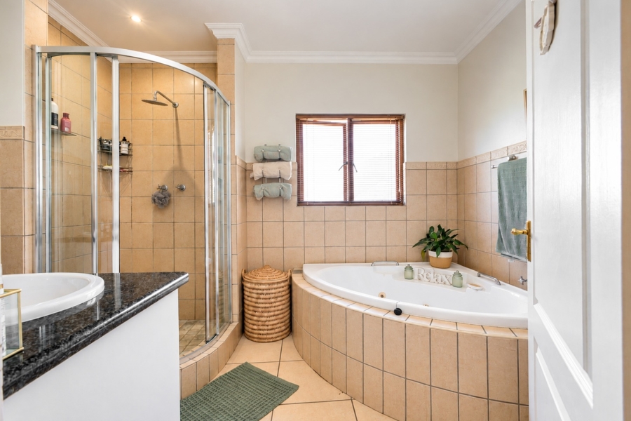 4 Bedroom Property for Sale in Magaliessig Gauteng