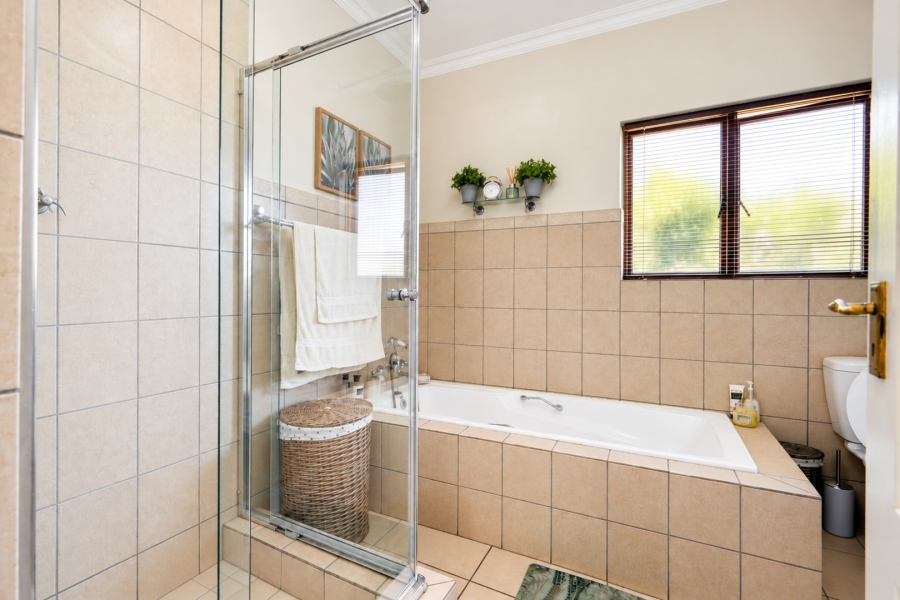 4 Bedroom Property for Sale in Magaliessig Gauteng