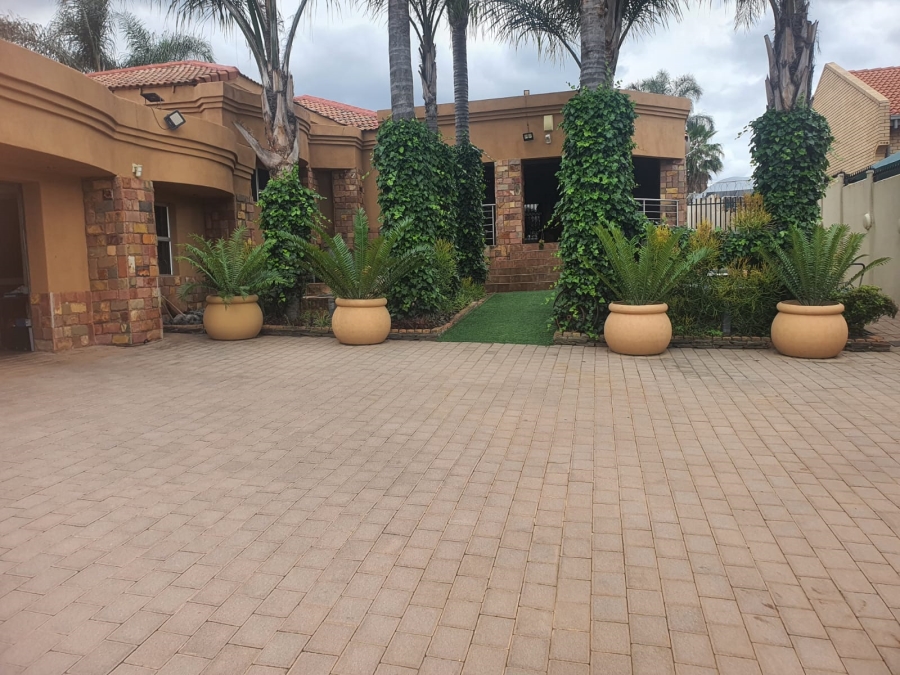 5 Bedroom Property for Sale in Christoburg Gauteng