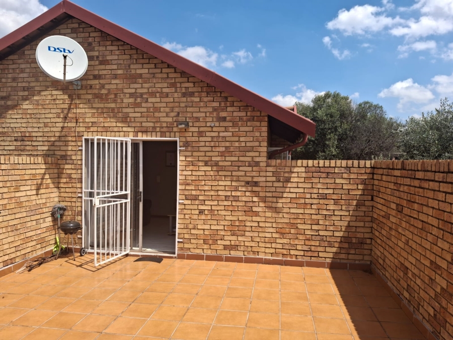 To Let 2 Bedroom Property for Rent in Equestria Gauteng