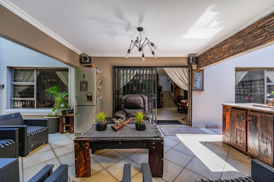 3 Bedroom Property for Sale in Faerie Glen Gauteng