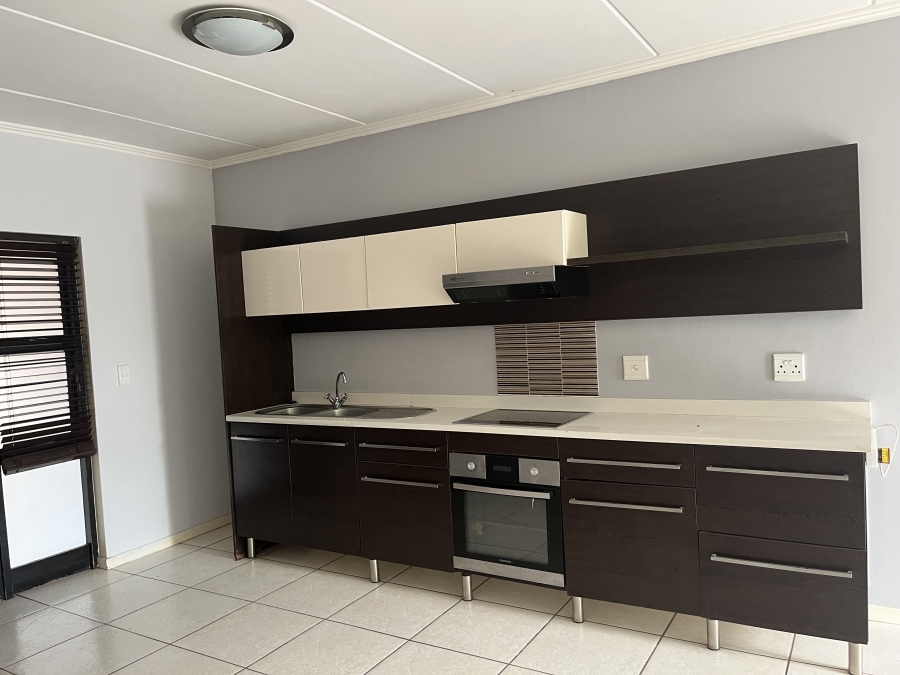 To Let 2 Bedroom Property for Rent in Douglasdale Gauteng