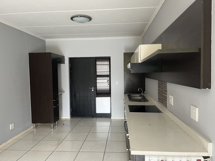 To Let 2 Bedroom Property for Rent in Douglasdale Gauteng
