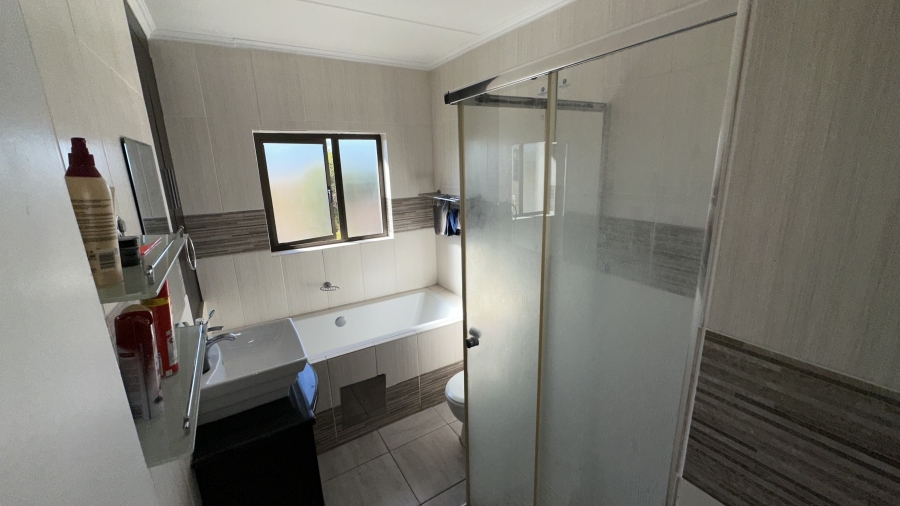2 Bedroom Property for Sale in Noordwyk Gauteng