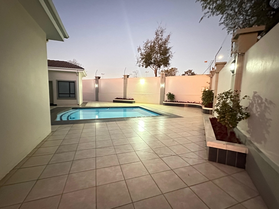 1 Bedroom Property for Sale in Noordwyk Gauteng