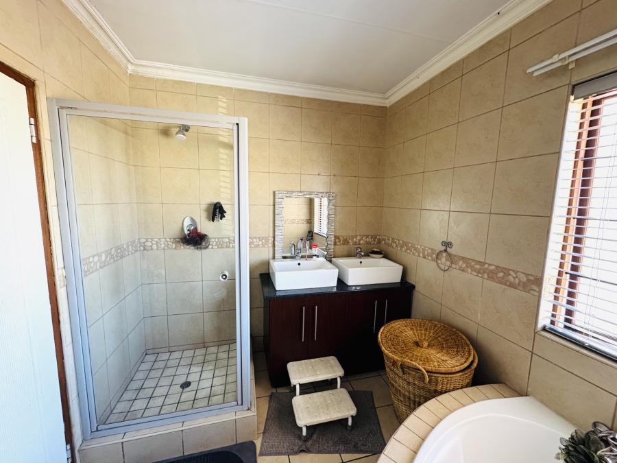 3 Bedroom Property for Sale in Thatchfield Close Gauteng