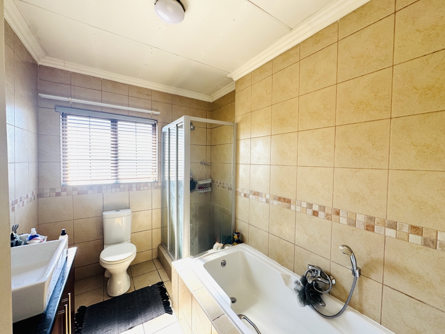 3 Bedroom Property for Sale in Thatchfield Close Gauteng