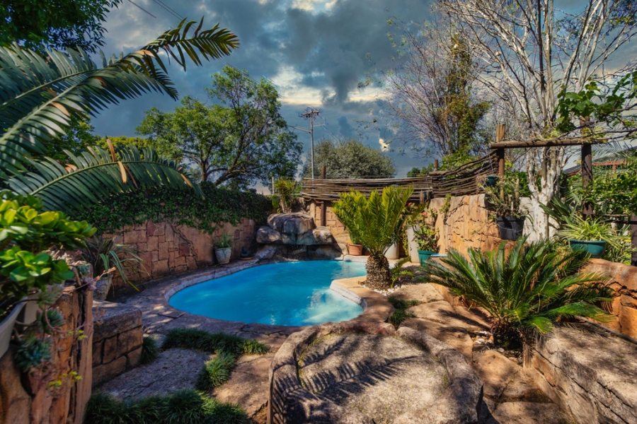 5 Bedroom Property for Sale in Waverley Gauteng