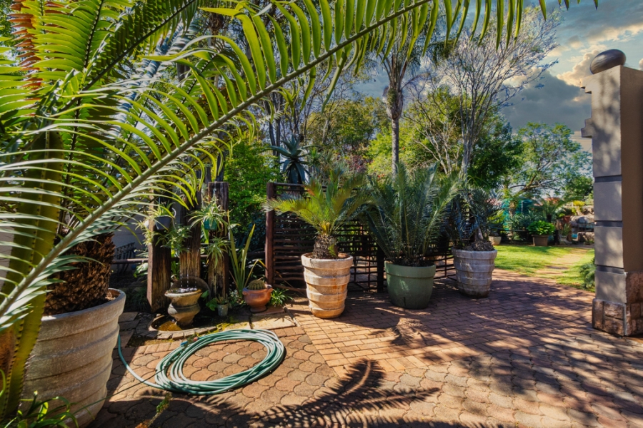 5 Bedroom Property for Sale in Waverley Gauteng