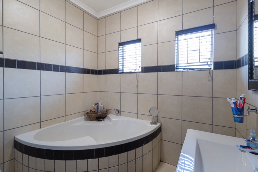 5 Bedroom Property for Sale in Waverley Gauteng