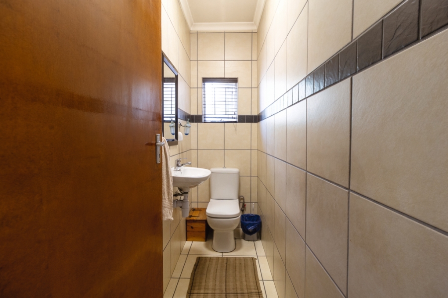 5 Bedroom Property for Sale in Waverley Gauteng
