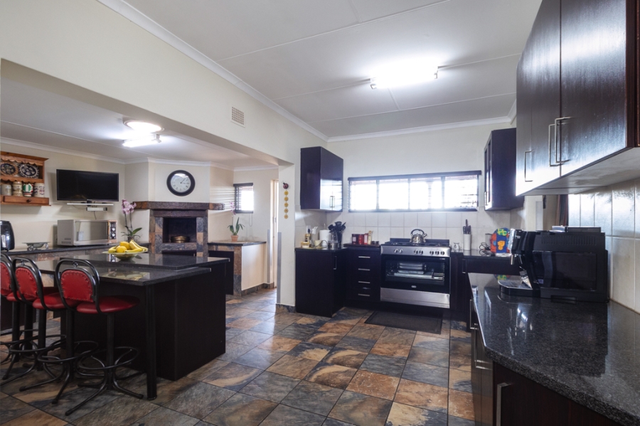 5 Bedroom Property for Sale in Waverley Gauteng