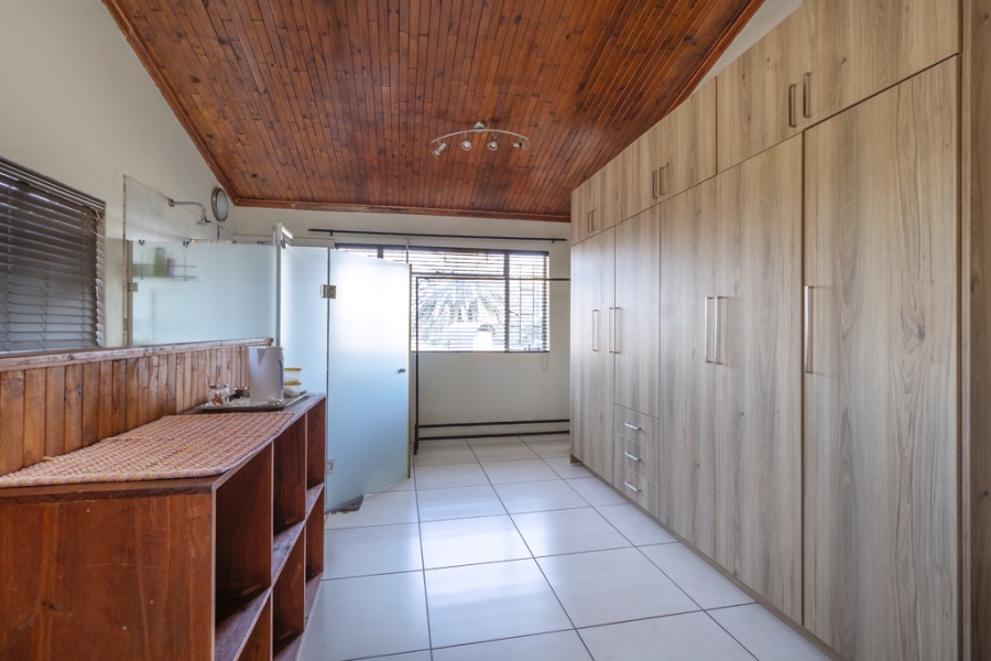5 Bedroom Property for Sale in Waverley Gauteng