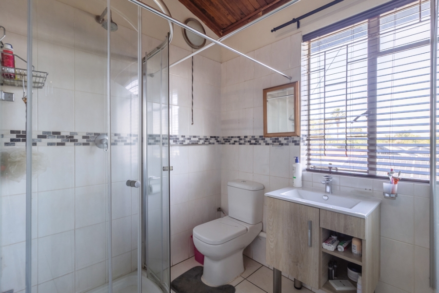 5 Bedroom Property for Sale in Waverley Gauteng