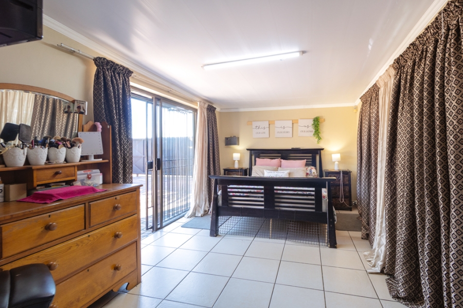 5 Bedroom Property for Sale in Waverley Gauteng