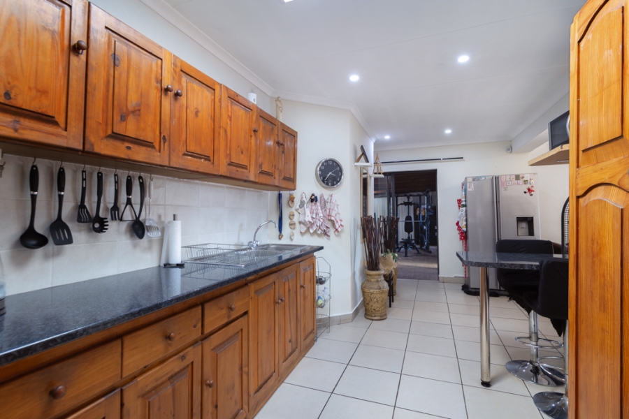 5 Bedroom Property for Sale in Waverley Gauteng
