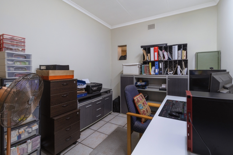 5 Bedroom Property for Sale in Waverley Gauteng