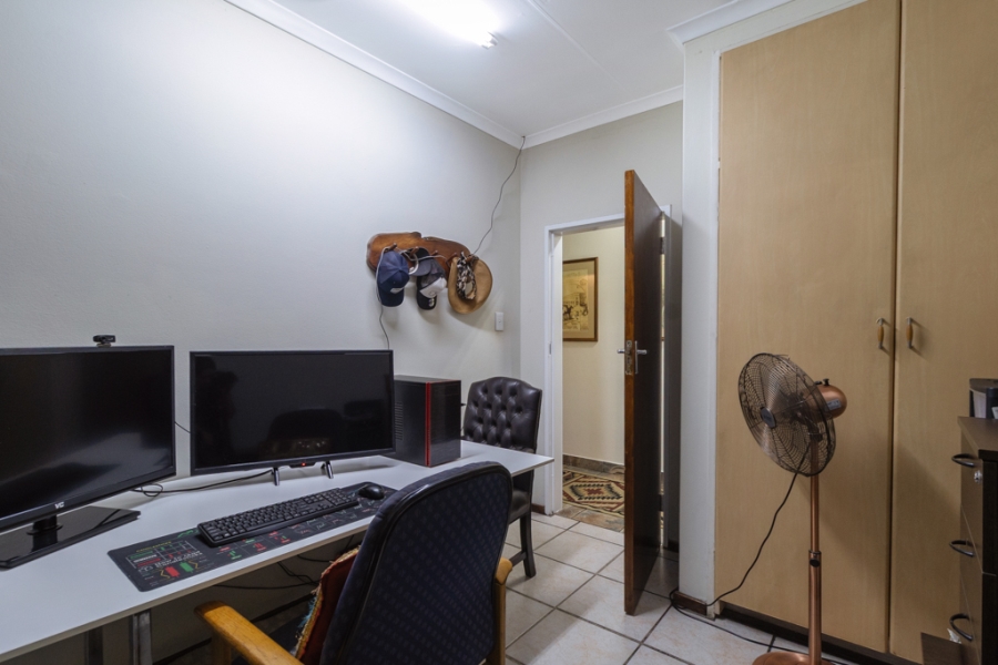 5 Bedroom Property for Sale in Waverley Gauteng