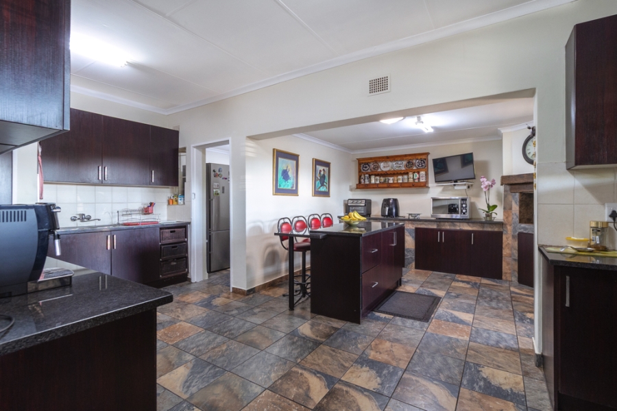 5 Bedroom Property for Sale in Waverley Gauteng