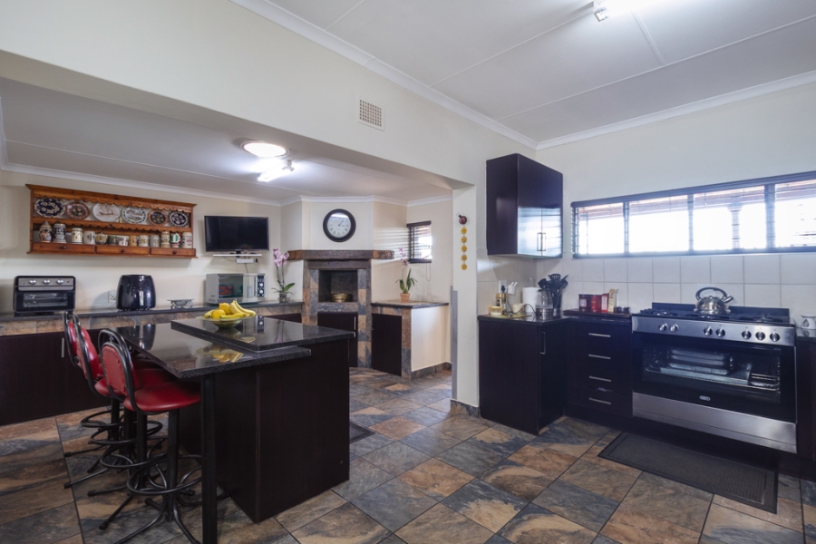 5 Bedroom Property for Sale in Waverley Gauteng