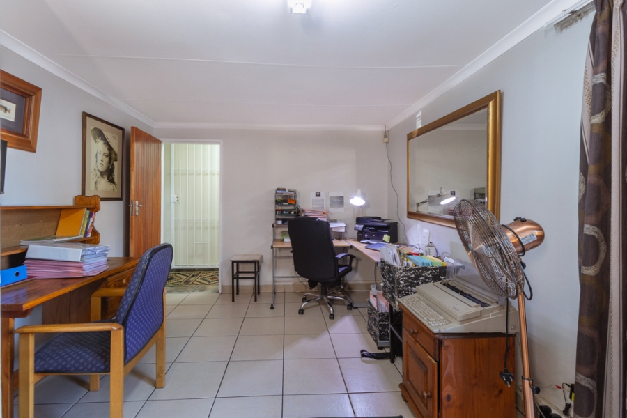 5 Bedroom Property for Sale in Waverley Gauteng