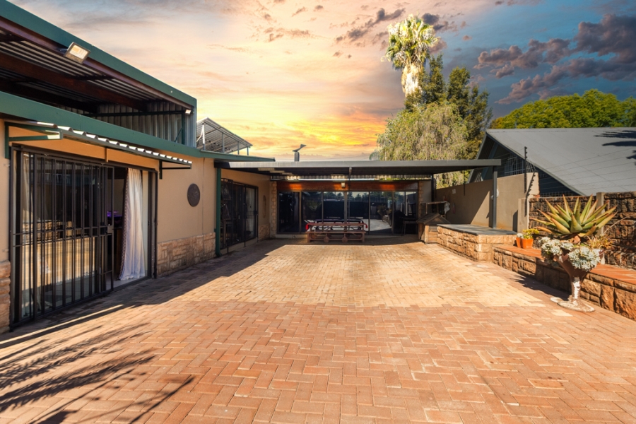 5 Bedroom Property for Sale in Waverley Gauteng
