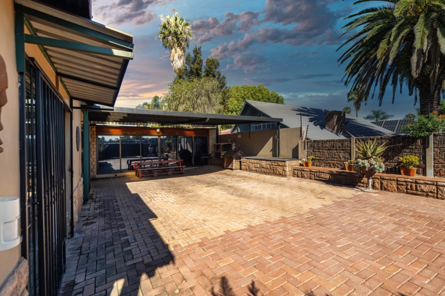 5 Bedroom Property for Sale in Waverley Gauteng