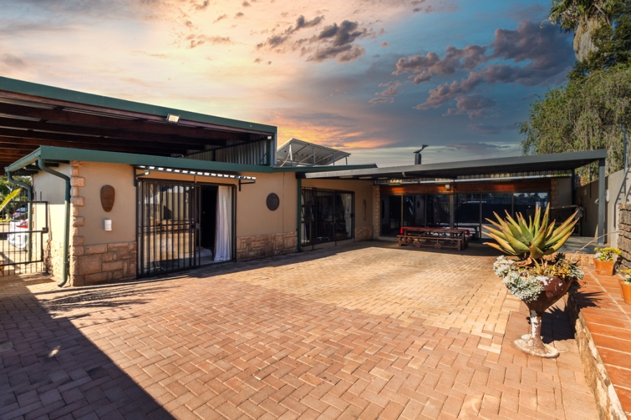 5 Bedroom Property for Sale in Waverley Gauteng