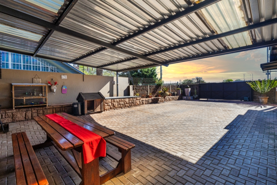 5 Bedroom Property for Sale in Waverley Gauteng