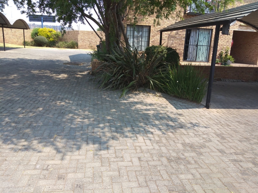 To Let 2 Bedroom Property for Rent in Weltevreden Park Gauteng