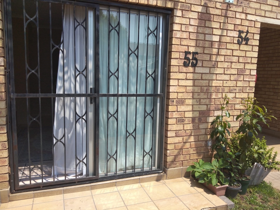 To Let 2 Bedroom Property for Rent in Weltevreden Park Gauteng