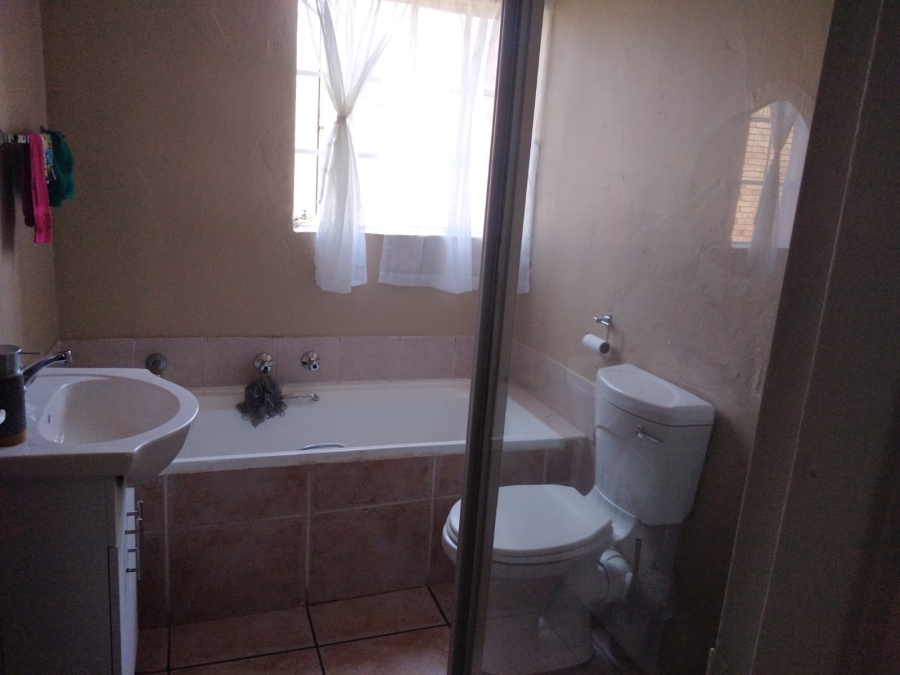 To Let 2 Bedroom Property for Rent in Weltevreden Park Gauteng