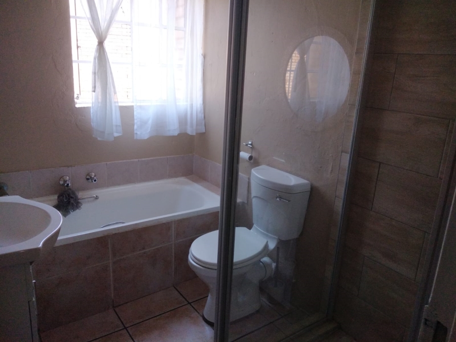 To Let 2 Bedroom Property for Rent in Weltevreden Park Gauteng
