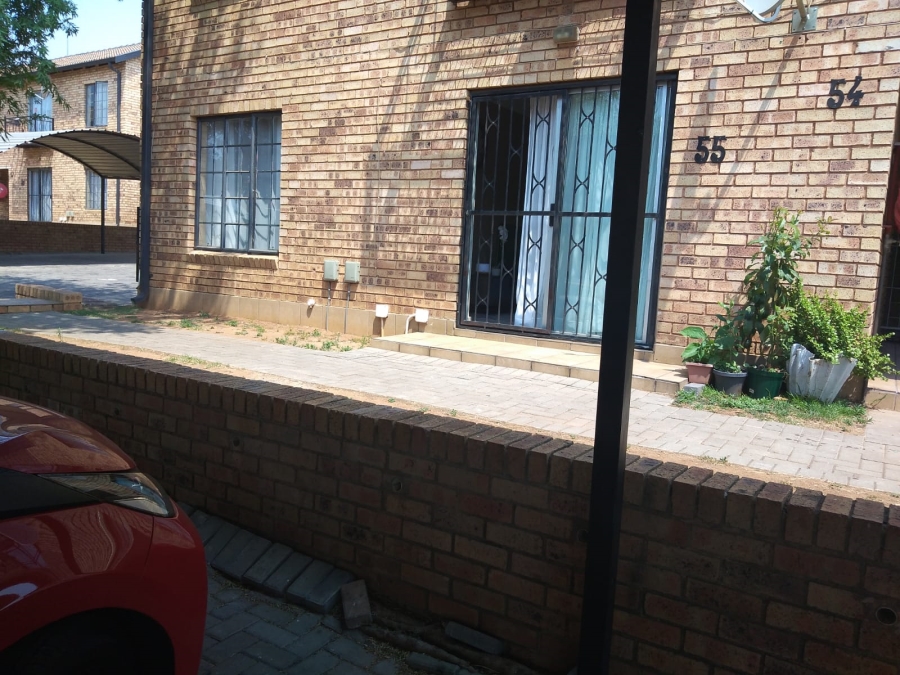 To Let 2 Bedroom Property for Rent in Weltevreden Park Gauteng