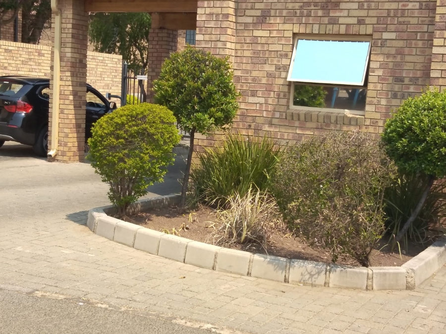 To Let 2 Bedroom Property for Rent in Weltevreden Park Gauteng