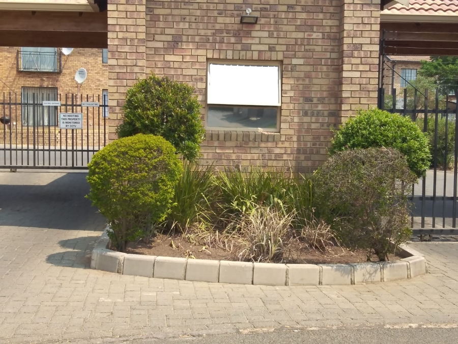 To Let 2 Bedroom Property for Rent in Weltevreden Park Gauteng