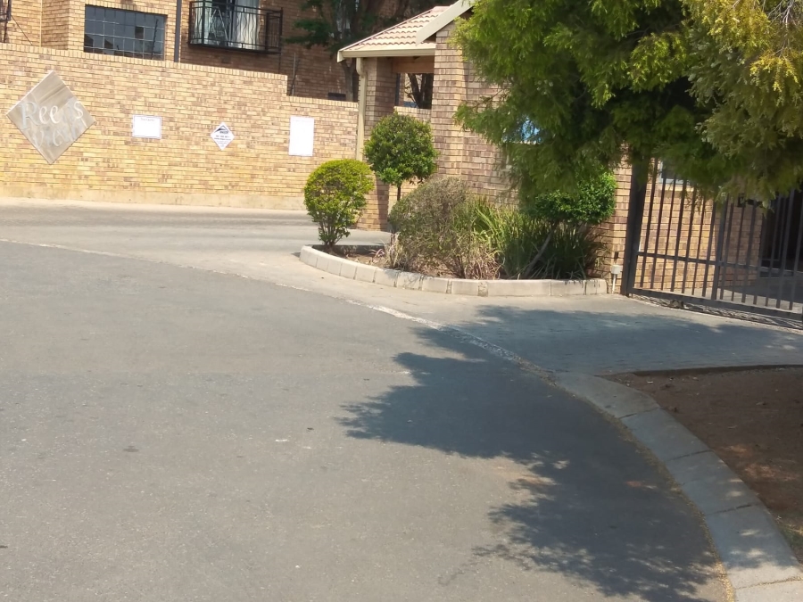 To Let 2 Bedroom Property for Rent in Weltevreden Park Gauteng