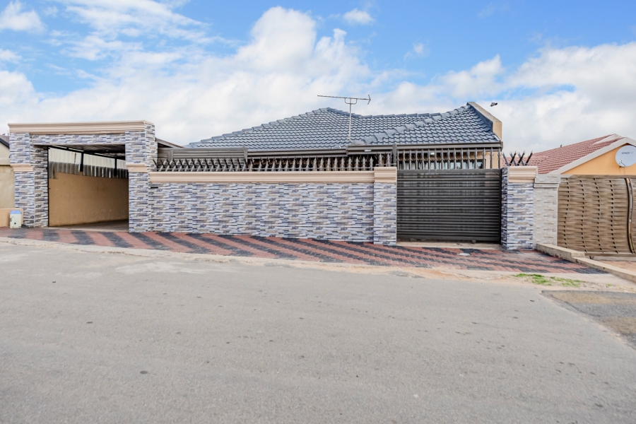 4 Bedroom Property for Sale in Kagiso Gauteng