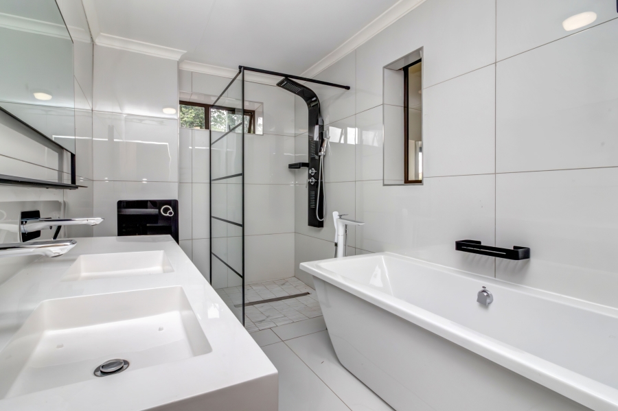 To Let 4 Bedroom Property for Rent in Dainfern Golf Estate Gauteng