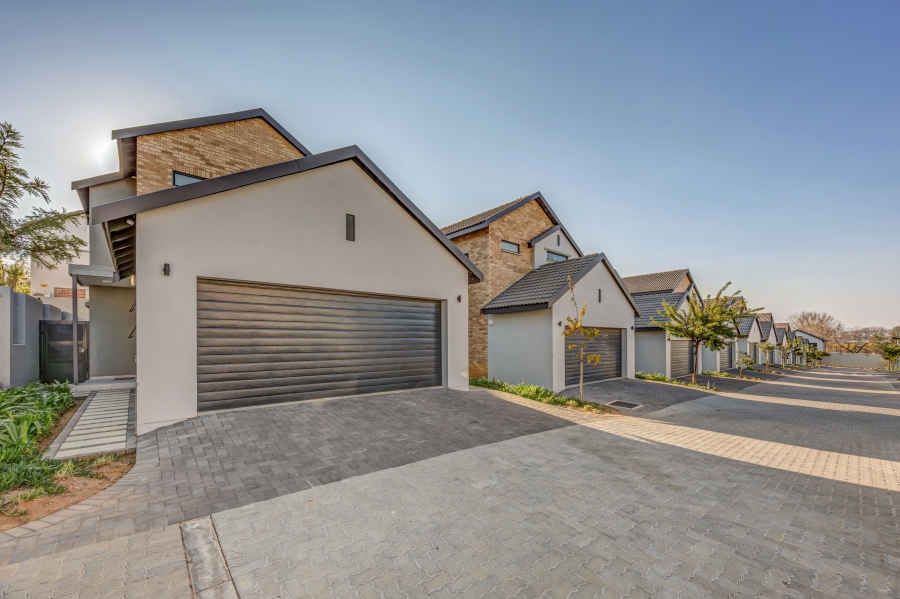 To Let 3 Bedroom Property for Rent in Broadacres Gauteng