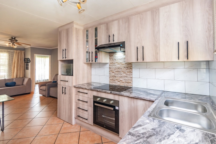 2 Bedroom Property for Sale in Carenvale Gauteng