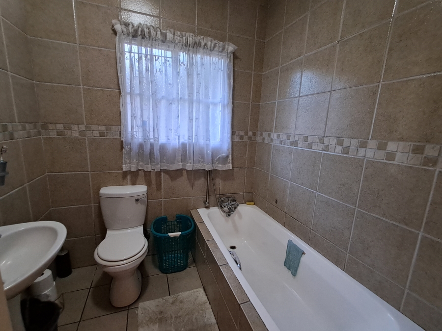 To Let 3 Bedroom Property for Rent in Flora Gardens Gauteng