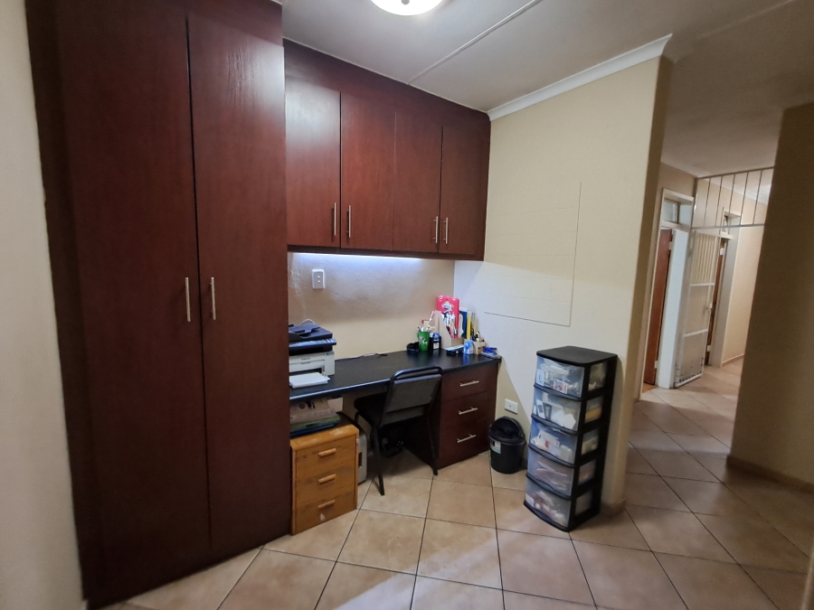 To Let 3 Bedroom Property for Rent in Flora Gardens Gauteng