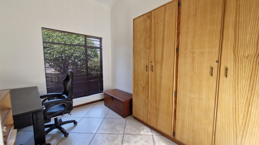 2 Bedroom Property for Sale in Die Hoewes Gauteng