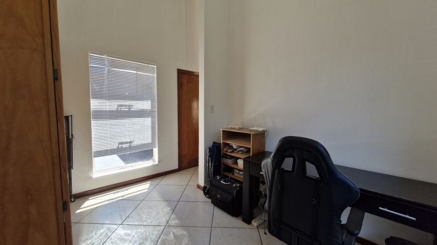 2 Bedroom Property for Sale in Die Hoewes Gauteng