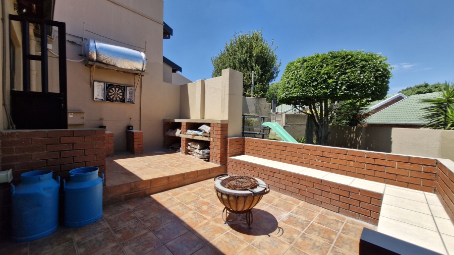 2 Bedroom Property for Sale in Die Hoewes Gauteng